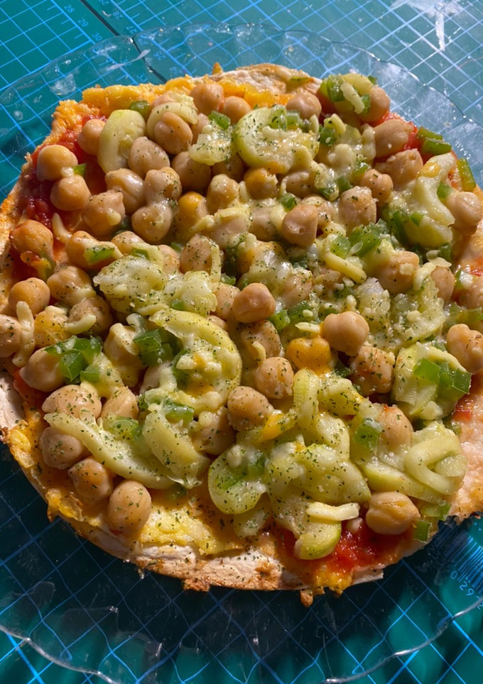 Una foto de Pizza de garbanzos, calabacín y pimiento verde a mi manera