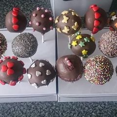 A picture of CHOCOLATE CAKE POPS 🍭.