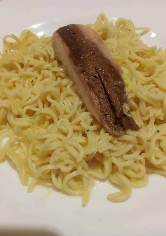 Una foto de Pasta Oriental sabor pollo con caballa al Microondas o en olla
