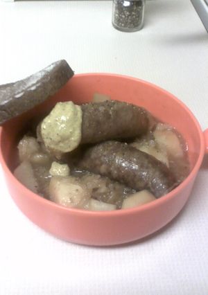 A picture of Beer Brats in Brei with Brownbread.