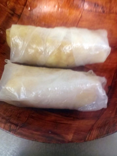 A picture of Japanese curry spring rolls.