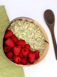 Una foto de Avena Remojada con Matcha y Frambuesas