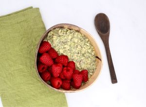 Una foto de Avena Remojada con Matcha y Frambuesas