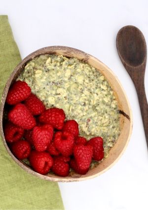 Una foto de Avena Remojada con Matcha y Frambuesas