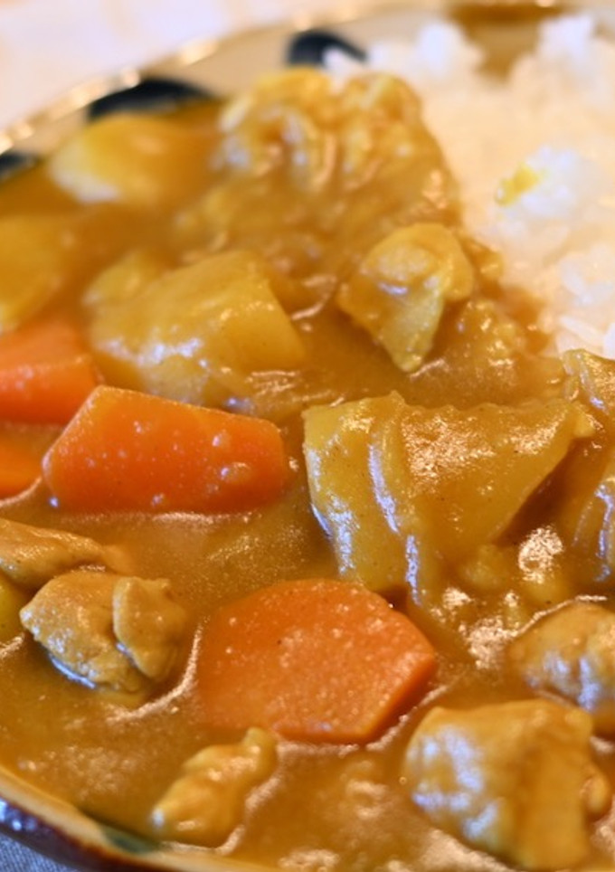 Una foto de Curry japonés con pollo, sin pastillas (カレーライス)