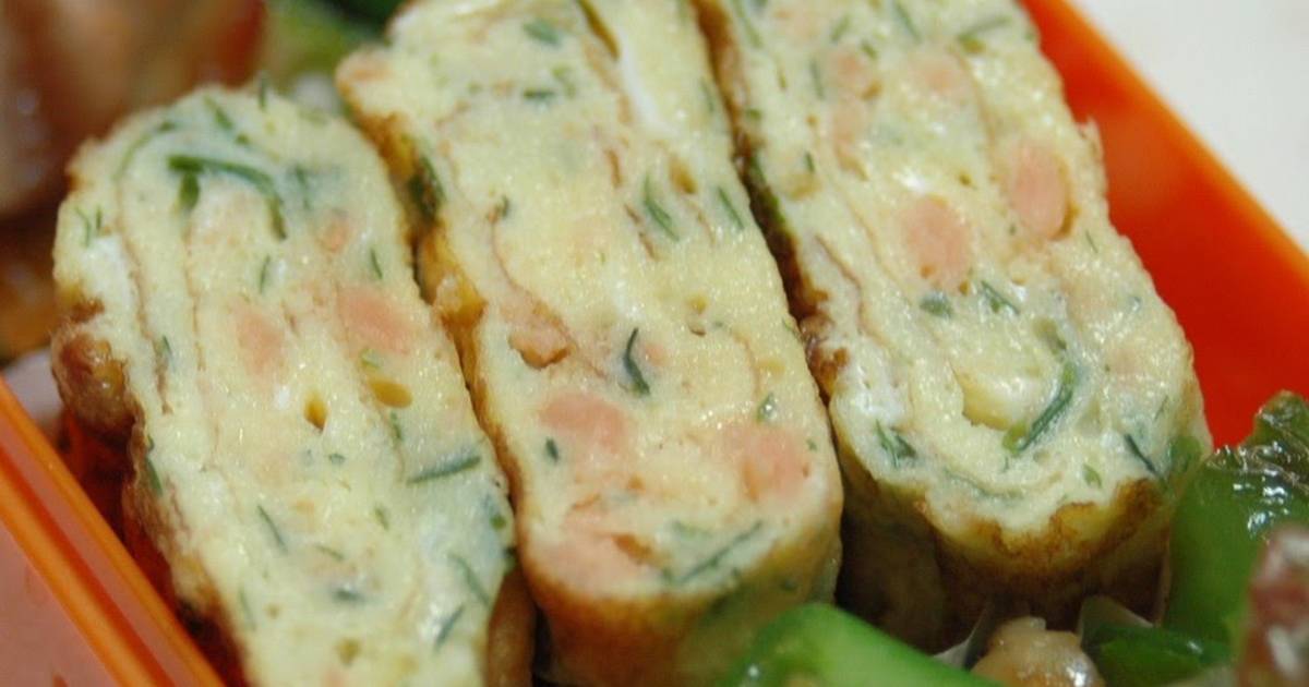 Rolled Omelette with Dried Green Nori Flakes and Salmon Flakes For