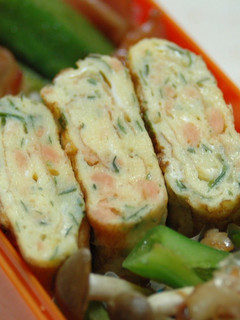 A picture of Rolled Omelette with Dried Green Nori Flakes and Salmon Flakes For Lunch Boxes.
