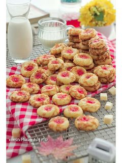 Foto resep Crunchy Strawberry Cheese Thumb Print Cookies