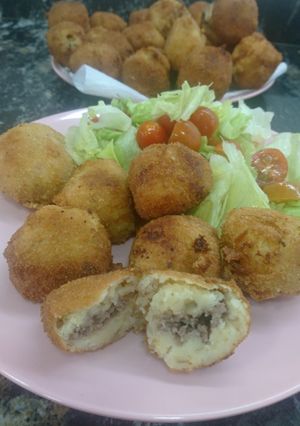 Una foto de Bombas de papa y carne