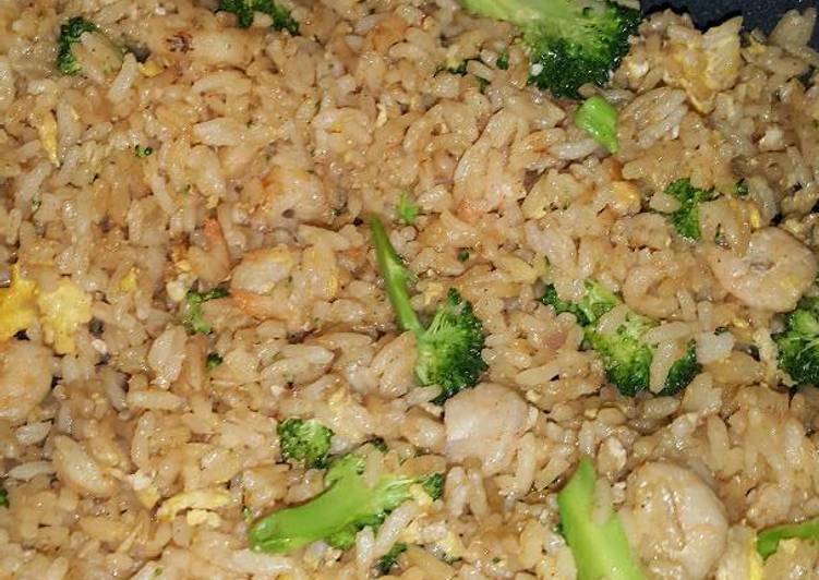 Bagaimana Menyiapkan Nasi Goreng Udang dan Brokoli, Anti Gagal
