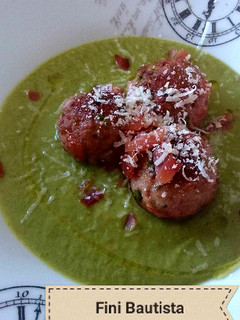 Una foto de Bolitas de carne con queso en crema de espárragos