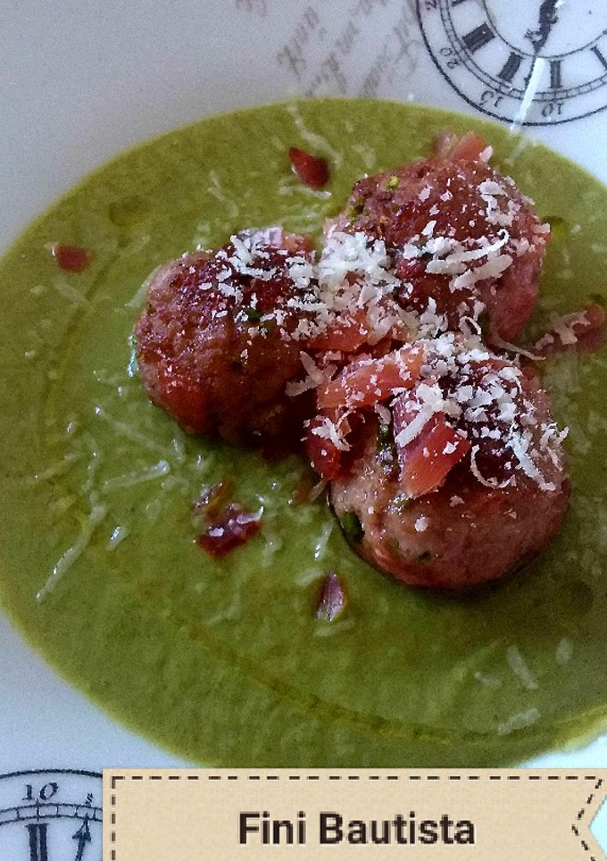 Una foto de Bolitas de carne con queso en crema de espárragos
