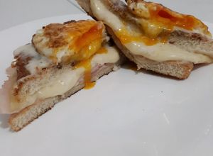 Una foto de Sándwich Croque Madame