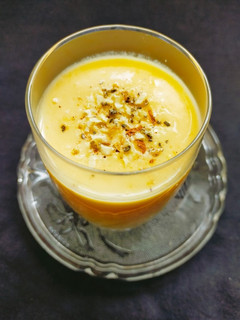 आम की लस्सी (aam ki lassi recipe in Hindi) रेसिपी मुख्य फोटो
