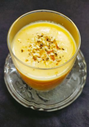 आम की लस्सी (aam ki lassi recipe in Hindi) रेसिपी मुख्य फोटो