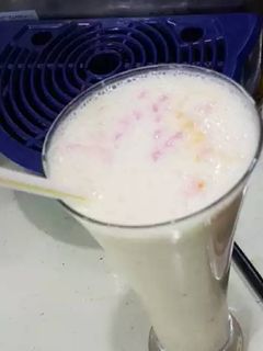 صورة لوصفة حليب وموز بنكهة الفراولة