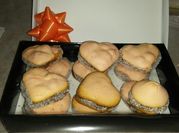Una foto de alfajores glaseados
