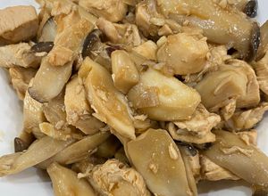 Hình của món Ức gà xào nấm đùi gà.