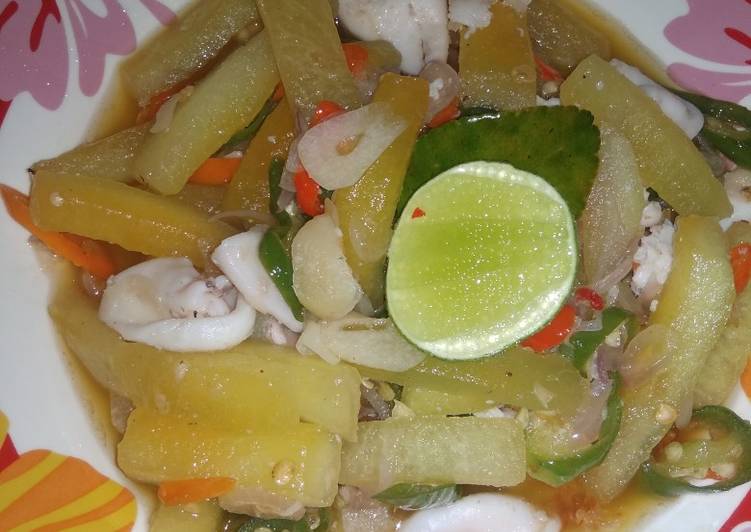 Resep: Untuk Mencoba Di RumahTumis kulit semangka with squid