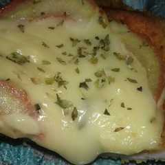 A picture of Milanesa casera napolitana.
