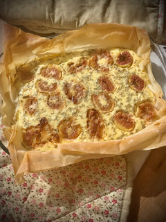Una foto de Pastel crujiente de higos y queso al romero