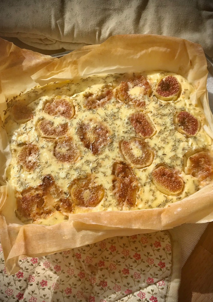 Una foto de Pastel crujiente de higos y queso al romero
