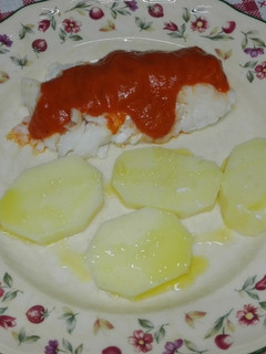 Una foto de Bacalao al vapor con salsa española y patata cocida. Thermomix