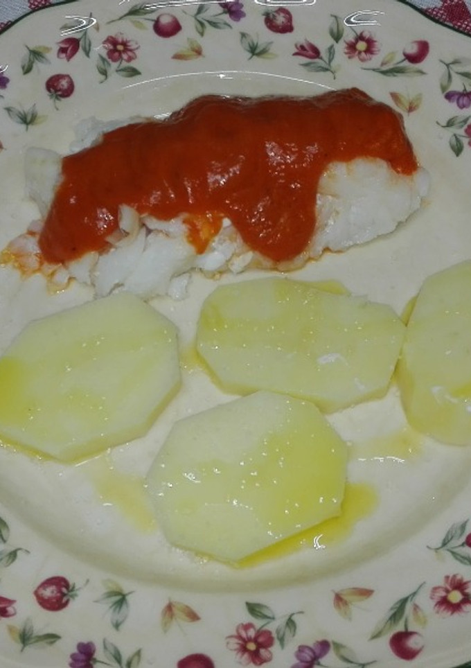Una foto de Bacalao al vapor con salsa española y patata cocida. Thermomix