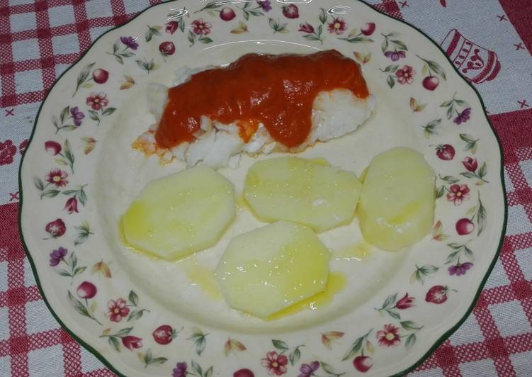 Bacalao al vapor con salsa española y patata cocida. Thermomix