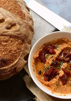 A picture of Sun-dried tomatoes hummus - no tahini.