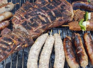 Una foto de 🍖Pierna de Cordero a la parrilla con pinchos de Lomo de aguja🍢