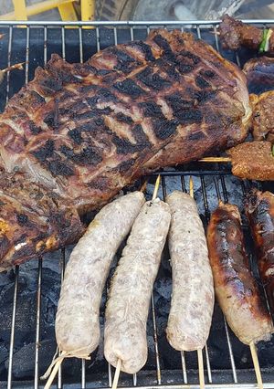 Una foto de 🍖Pierna de Cordero a la parrilla con pinchos de Lomo de aguja🍢