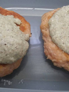 Una foto de Hamburguesas de pollo con salsa de champiñones y queso azul