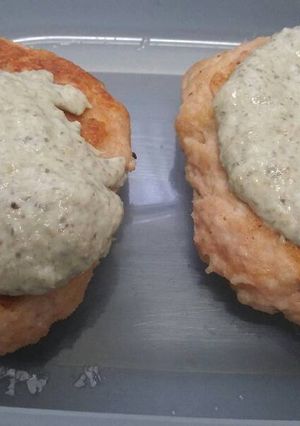 Una foto de Hamburguesas de pollo con salsa de champiñones y queso azul