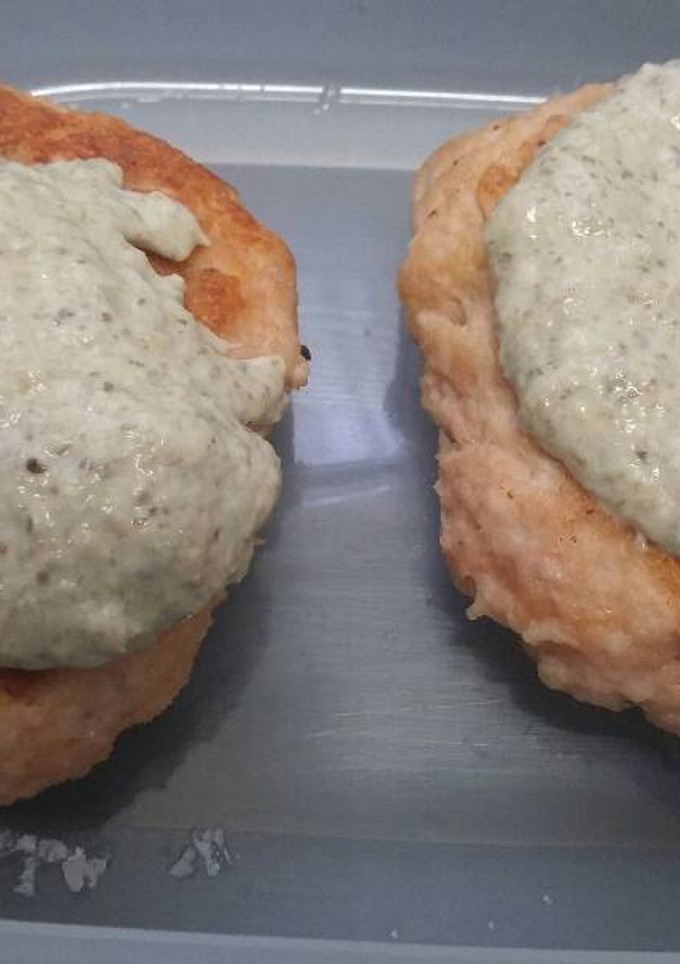 Una foto de Hamburguesas de pollo con salsa de champiñones y queso azul