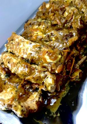 Una foto de CARRE DE 🐽CERDO🐷 A LA CREMA DE MOSTAZA/QUESO CREMA Y VINO BLANCO