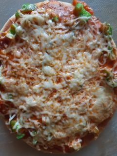 વેજ ચીઝ પિઝા(Veg Cheese Pizza Recipe in Gujarati) રેસીપી મુખ્ય ફોટો