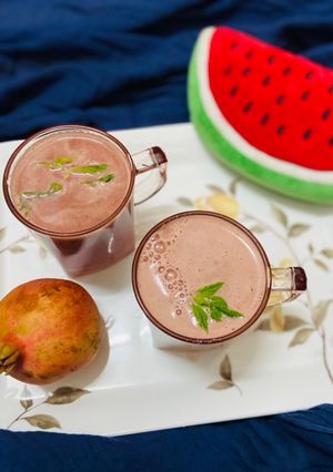 A picture of Watermelon 🍉 &pomegranate juice 🥤.