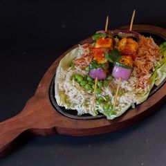A picture of Paneer Shashlik Sizzler.
