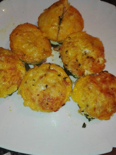 Una foto de Pastelitos rellenos de espinacas jamón york y queso y beicon