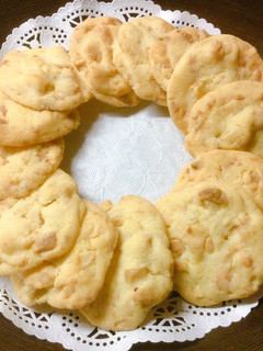Foto di Biscotti con cioccolato bianco e noci di Macadamia