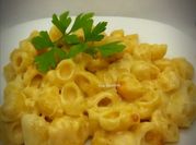 Una foto de pasta de coditos con queso
