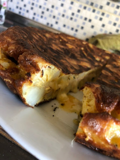 Una foto de Tortilla de papa rellena