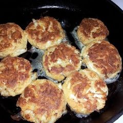 A picture of Chef Warren's Jumbo Lump Crabcakes.