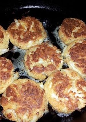 A picture of Chef Warren's Jumbo Lump Crabcakes.