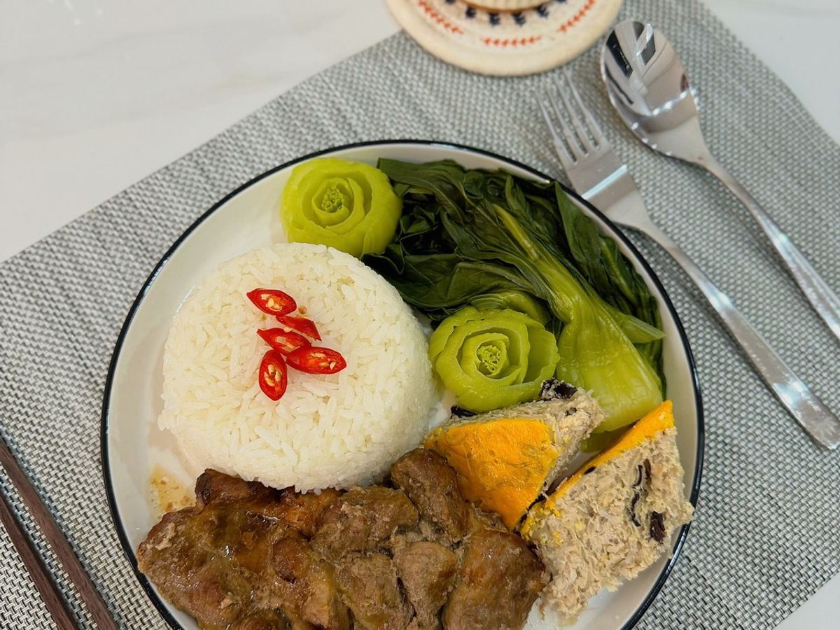 Cơm thịt nướng chả trứng