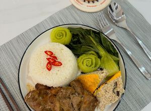 Hình của món Cơm thịt nướng chả trứng.