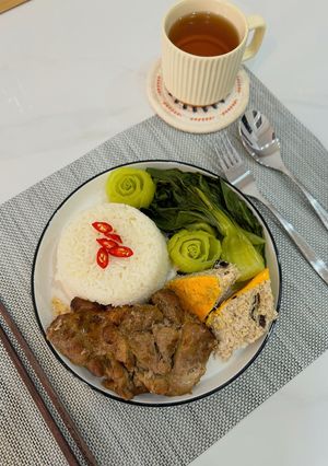 Hình của món Cơm thịt nướng chả trứng.