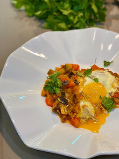 Una foto de Pisto de la huerta murciana con especias y huevos