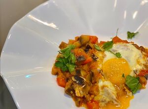 Foto principal de Pisto de la huerta murciana con especias y huevos